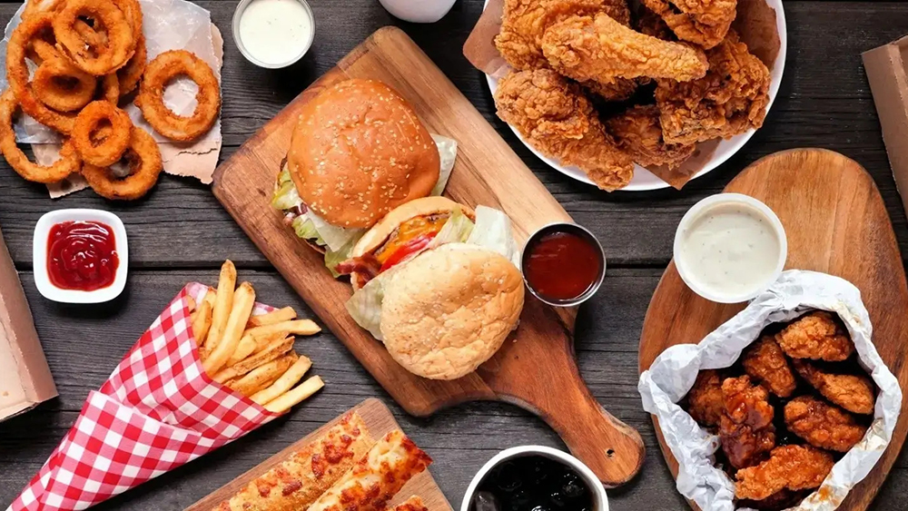 Đồ ăn nhanh nhiều muối natri như pizza, burger có thể khiến huyết áp tăng cao