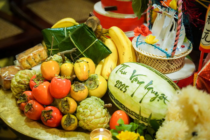 Mùa Tết Trung thu cũng là mùa hoa quả chín rộ, mâm cỗ vì thế cũng có sự góp mặt của đủ thức hoa quả.