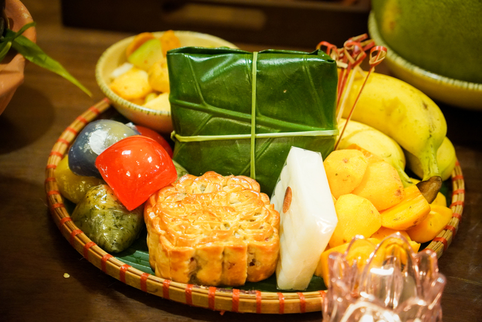 Mâm cỗ đoàn viên đủ đầy với bánh nướng, bánh dẻo, cốm và cả những món ăn tuổi thơ.