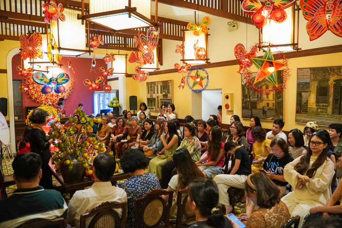 Những ký ức về tuổi thơ với các trò chơi dân gian và lễ hội Trung thu không chỉ là câu chuyện trở về quá khứ, mà còn là chất liệu nuôi dưỡng tâm hồn, giúp người lớn của hôm nay sống ý nghĩa và đẹp đẽ hơn.