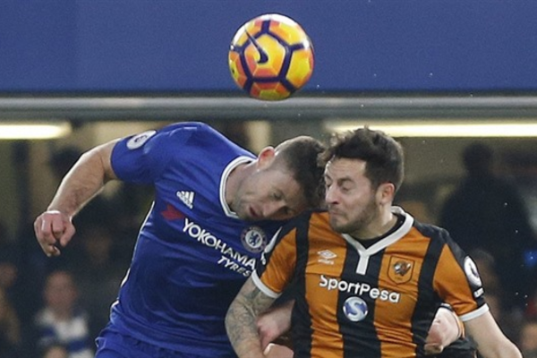Pha đánh đầu khiến cầu thủ trẻ đầy triển vọng của bóng đá Anh - Ryan Mason (phải) buộc phải giải nghệ ở tuổi 26.