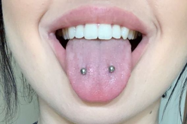 Dù đau và tiềm ẩn nhiều nguy cơ nguy hiểm nhưng xỏ khuyên lưỡi vẫn chưa bao giờ hết hot trong giới trẻ.
