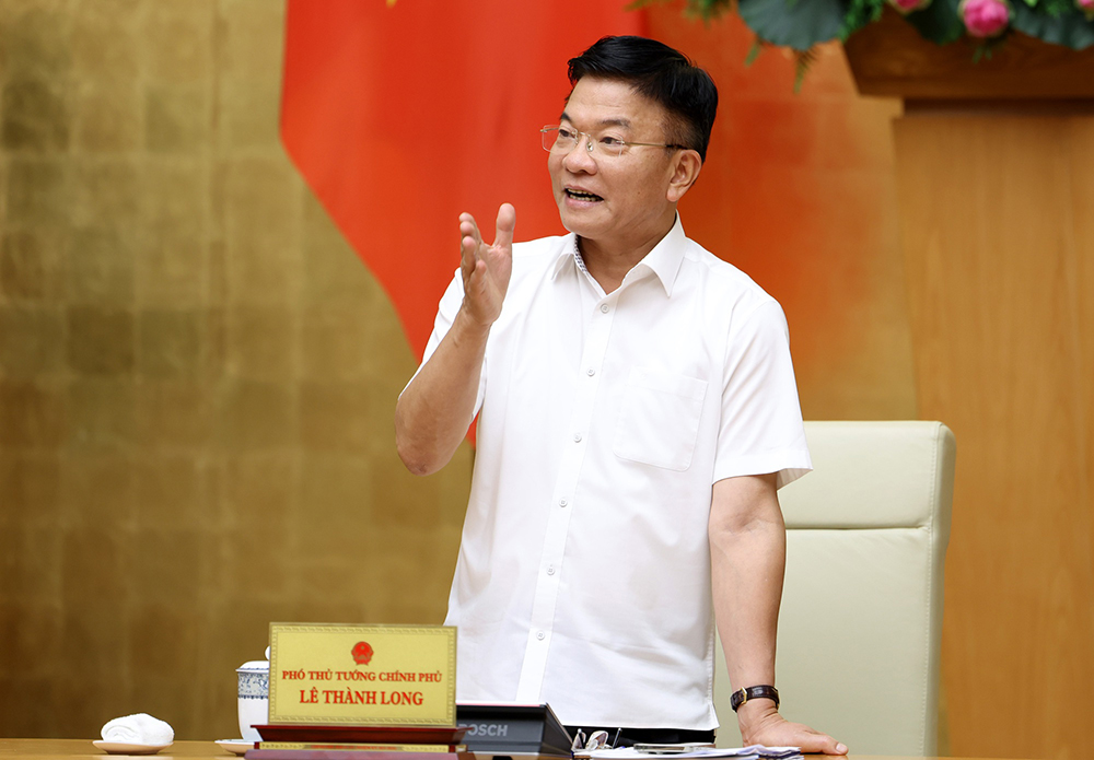 Phó Thủ tướng Lê Thành Long chỉ đạo cần chủ động kiểm tra, chú trọng kiểm tra đột xuất về an toàn thực phẩm - Ảnh: VGP