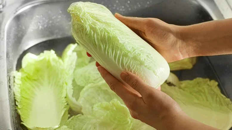 Rửa sạch rau củ dưới vòi nước chảy giúp giảm đáng kể dư lượng thuốc trừ sâu