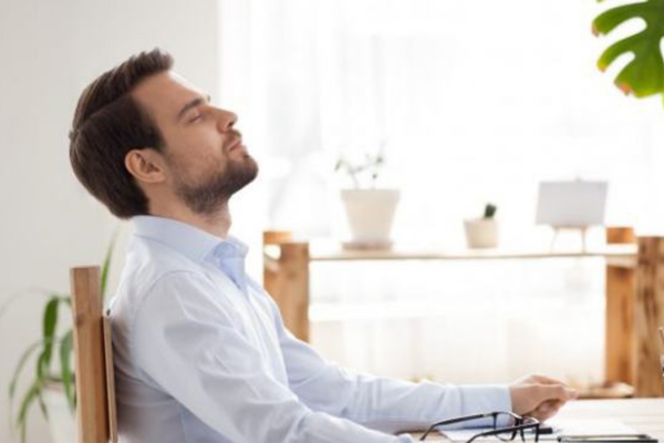 Hít thở sâu, chậm rãi là cách tốt nhất để lấy lại sự bình tĩnh.