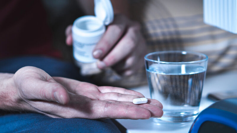Melatonin hỗ trợ điều hòa giấc ngủ, tâm trạng và sức khỏe xương khi estrogen suy giảm