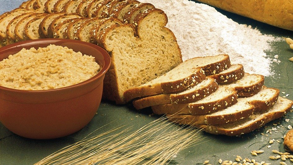Bánh mì nguyên cám giàu chất xơ, giúp kiểm soát đường huyết tốt hơn so với bánh mì trắng