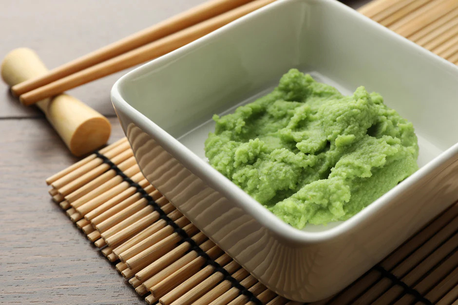 Củ wasabi tươi giàu hợp chất isothiocyanate giúp kháng khuẩn và chống viêm