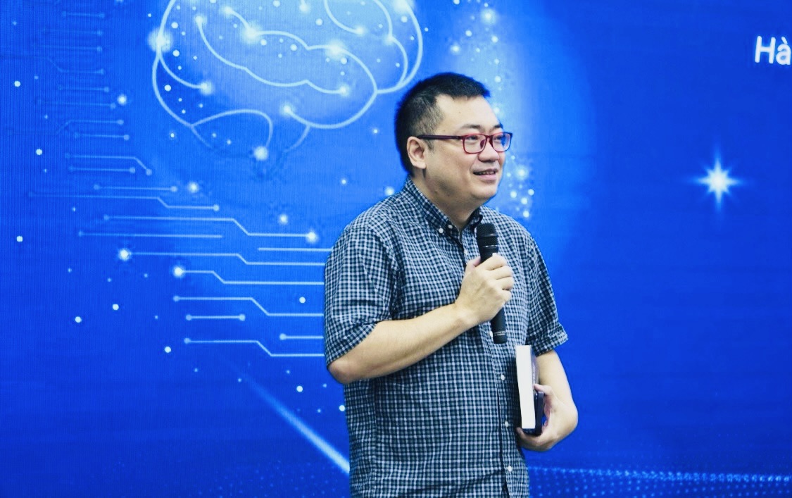Ông Lê Cảnh Bình, Chủ tịch HĐQT Alpha Books chia sẻ tại tọa đàm