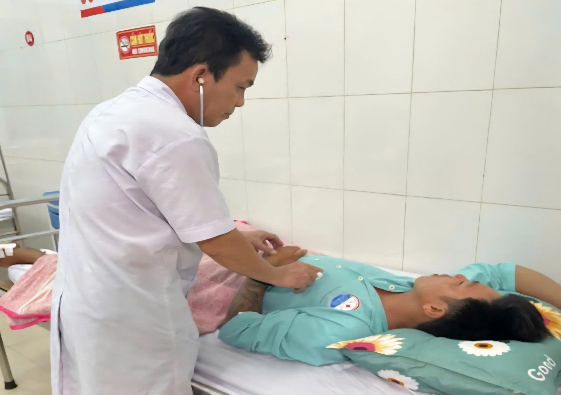 Bác sĩ bệnh viện đa khoa tỉnh Quảng Trị cấp cứu cho thuyền viên bị ảnh hưởng do bão số 10 - Ảnh: Thái Bình/SK&ĐS