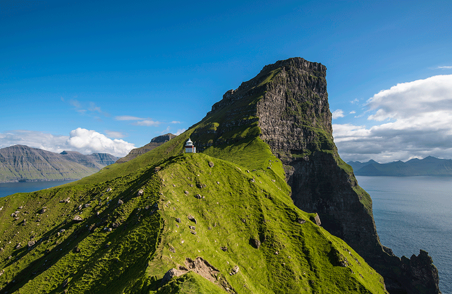 Đảo Kalsoy - một trong những hòn đảo thuộc quần đảo Faroe, có những vách đá dốc đứng nổi bật, và đi bộ đường dài là hoạt động được nhiều du khách ưa chuộng - Ảnh: denmark.dk