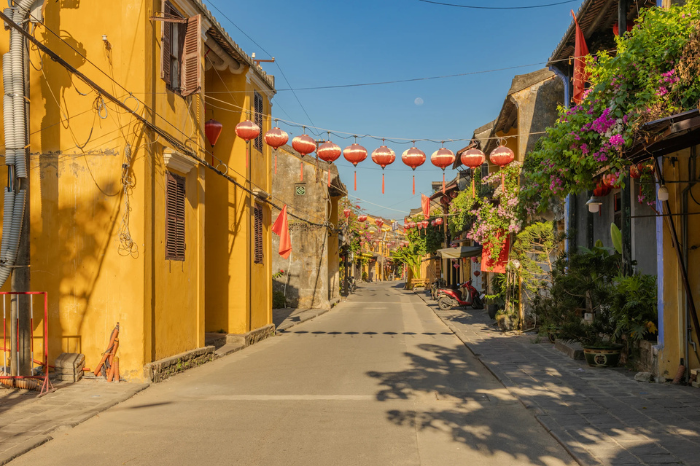Du lịch phố cổ Hội An là trải nghiệm thú vị và đáng nhớ với nhiều du khách trong và ngoài nước - Ảnh: Yahoo.