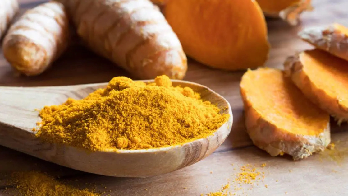 Bột nghệ chứa curcumin, hợp chất có thể gây tương tác với thuốc huyết áp và kháng sinh