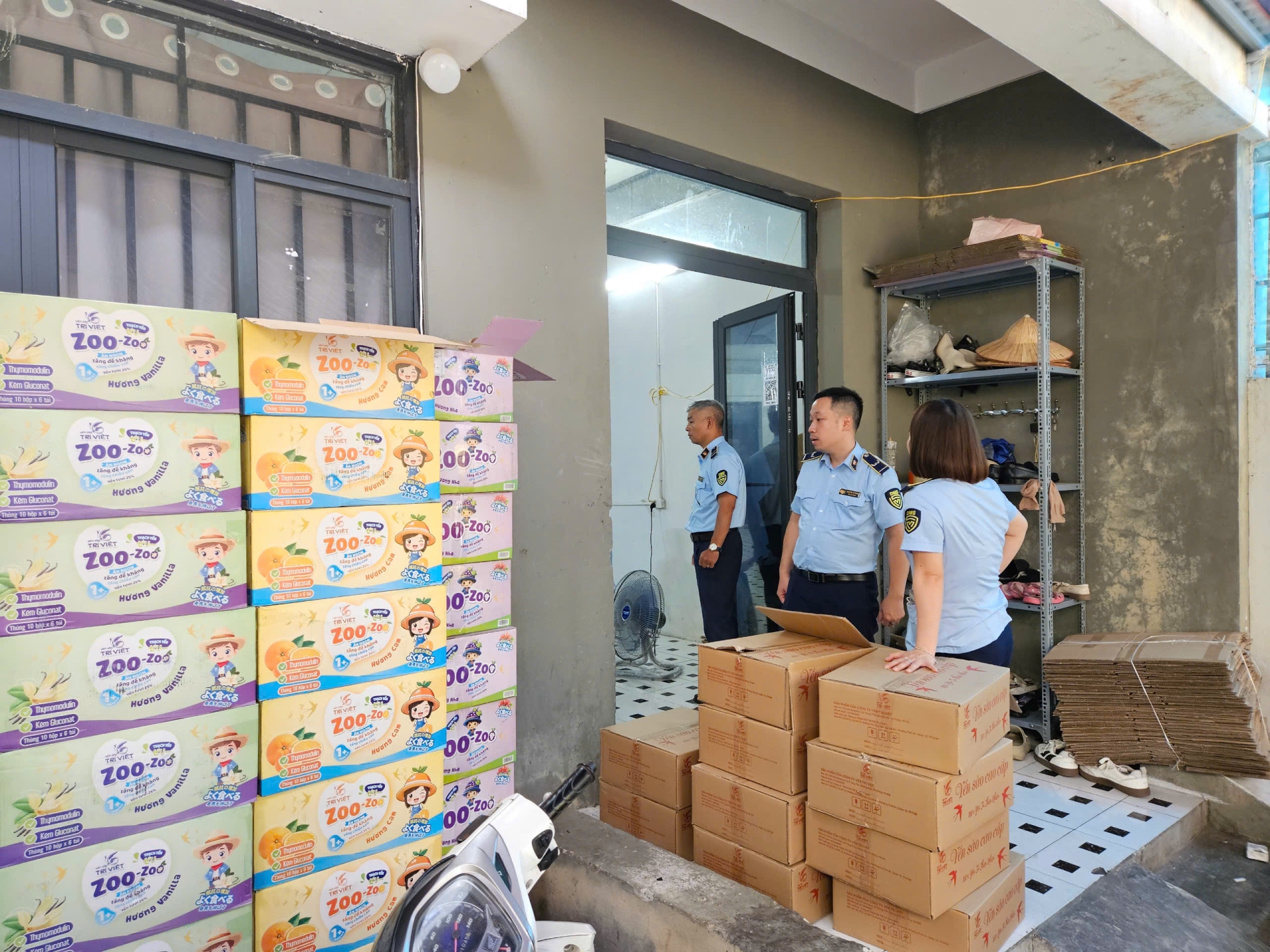Lực lượng chức năng kiểm tra hoạt động tại Công ty TNHH Yến Trí Việt. Ảnh: Quyên Lưu
