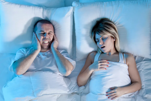 Vì sự phiền phức bởi tiếng ngáy nên nhiều người thường tìm đến các biện pháp hỗ trợ và miếng dán miệng là một ví dụ điển hình.