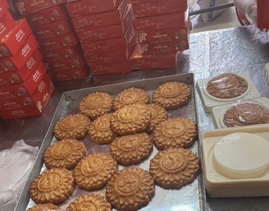 Lực lượng công an Đà Nẵng đã phát hiện và xử lý hàng loạt cơ sở kinh doanh bánh, kẹo Trung thu không đảm bảo an toàn thực phẩm trong 3 ngày kiểm tra - Ảnh: CA Đà Nẵng