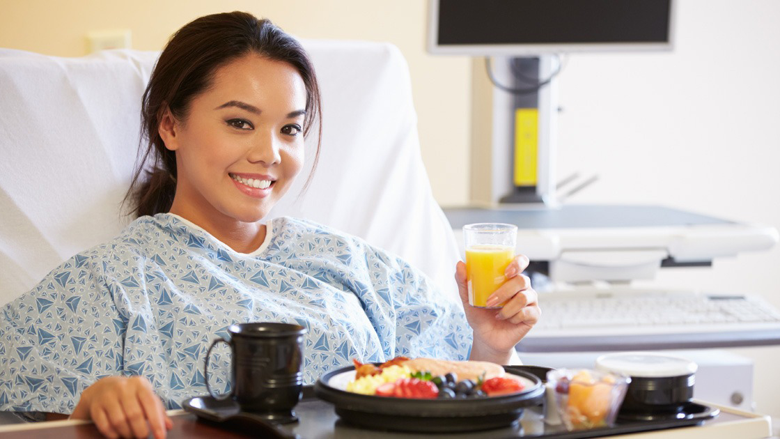 Chế độ dinh dưỡng lành mạnh với nhiều rau xanh và trái cây tươi hỗ trợ phục hồi sau mổ u xơ tử cung