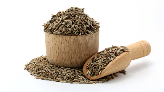 Khác với hạt thì là xanh, hạt cumin có màu nâu đậm và hơi cong, giúp tăng hoạt động enzyme tiêu hóa