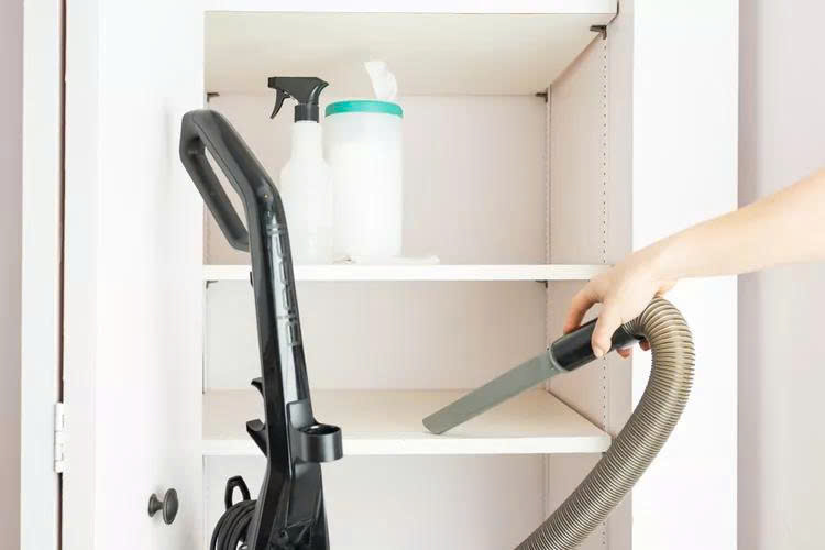 Nên dùng máy hút bụi để dọn dẹp tủ