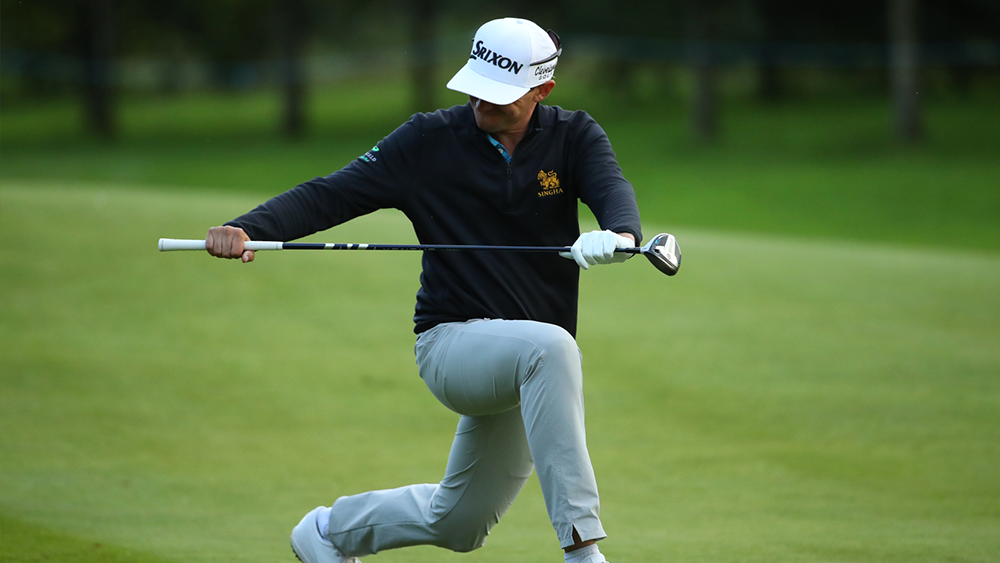 John Catlin, golfer chuyên nghiệp người Mỹ, khởi động giãn cơ tại Giải golf Dubai Duty Free Irish Open