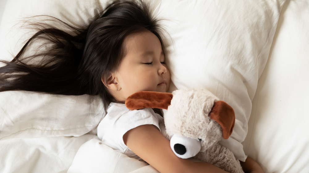 Tốt nhất hãy để trẻ tự ngủ mà không phụ thuộc vào việc hát ru hay bế