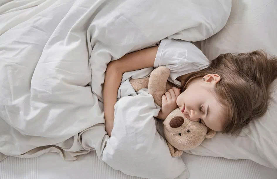 Có thể cho trẻ sử dụng gối ôm/gấu bông khi đi ngủ