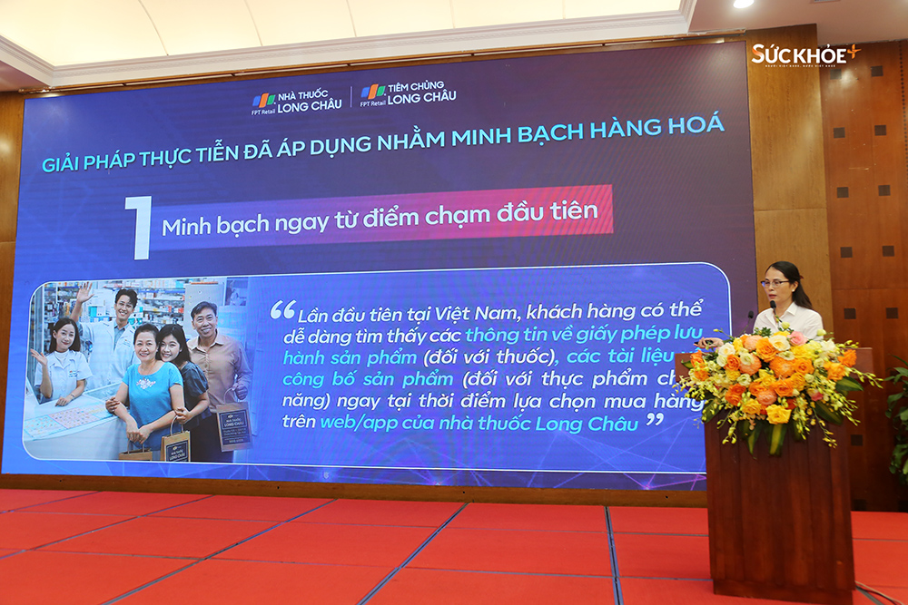 Bà Trần Thị Huyền - Giám đốc pháp chế, Hệ thống nhà thuốc và Trung tâm tiêm chủng Long Châu chía sẻ tại diễn đàn - Ảnh: Hiệp Nguyễn/Sức Khỏe+