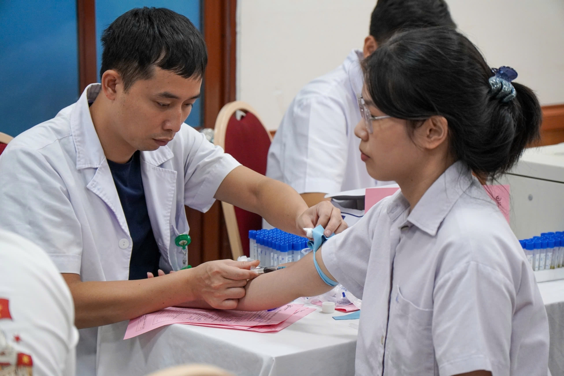 Bạn Quỳnh Trang đang được bác sĩ lấy mẫu máu xét nghiệm - Ảnh: Việt An/Sức khỏe+