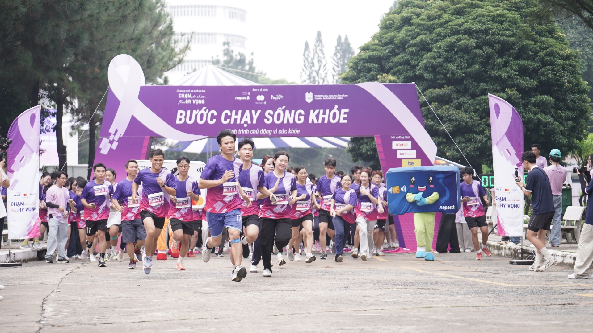 Sinh viên Đại học Ngân Hàng TP.HCM tham gia chương trình Bước chạy sống khỏe, mỗi km sẽ tương ứng với 20.100 đồng ủng hộ vào chương trình