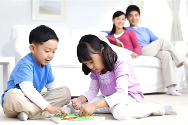 Sự chia sẻ không chỉ là hình thức giúp bạn đời vơi bớt gánh nặng, mà còn là tấm gương để trẻ học tập.