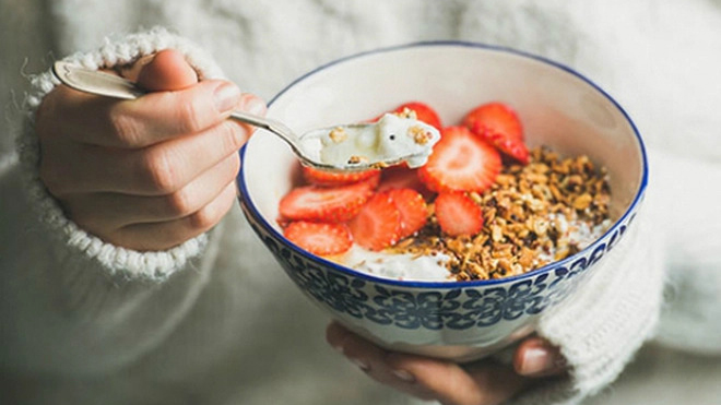 Bữa sáng giàu protein và chất xơ giúp cân bằng đường huyết và nuôi lợi khuẩn đường ruột