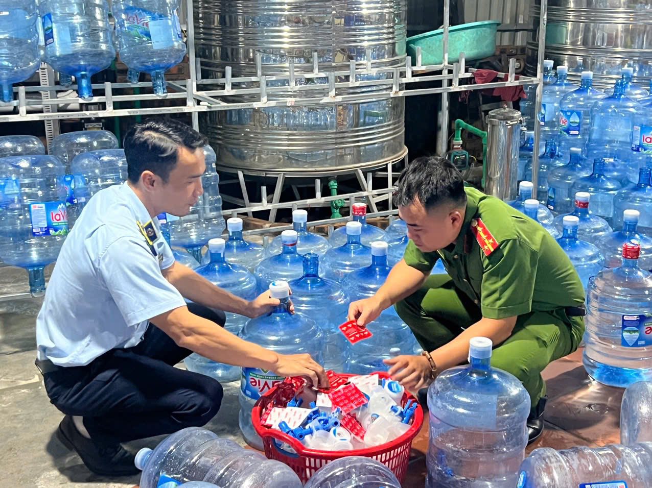 Cơ quan chức năng kiểm tra kho xưởng của các đối tượng - Ảnh: Bộ Công An