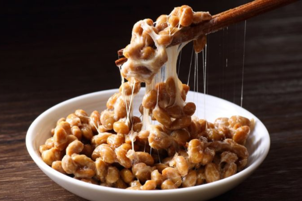 Natto là món ăn truyền thống của Nhật Bản chứa nhiều vitamin K2.