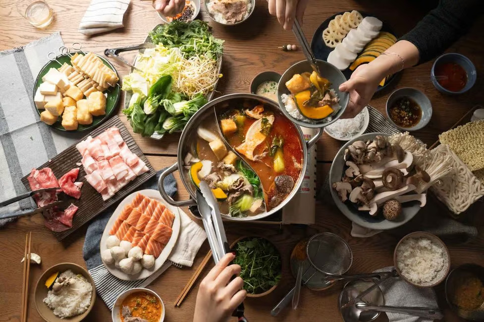 Dùng dụng cụ riêng cho đồ ăn sống chưa nhúng lẩu và đồ ăn đã chín