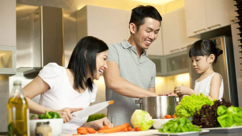 Khuyến khích trẻ cùng nấu ăn giúp hình thành thói quen ăn uống lành mạnh