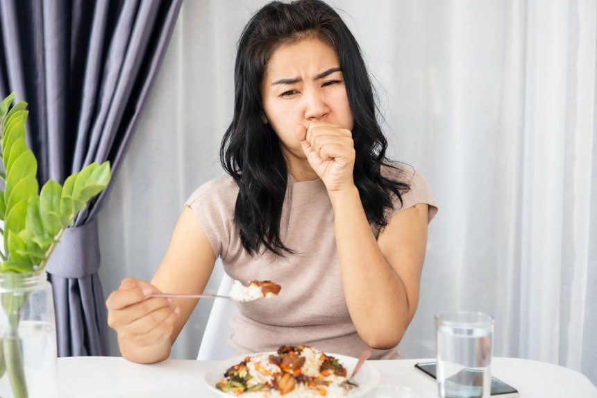 Ăn cay có thể làm tình trạng viêm họng mạn do trào ngược trở nên nặng hơn