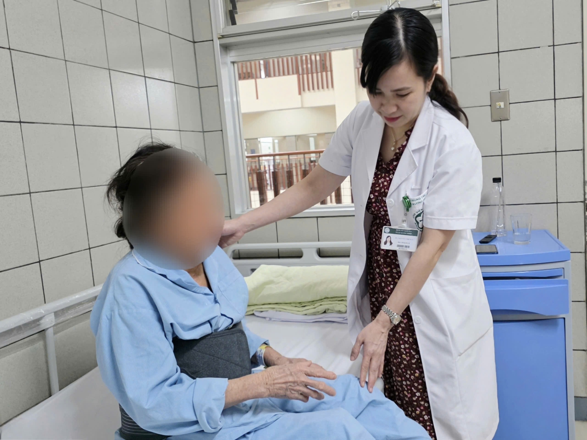 TS. BS. Nguyễn Thị Nga, Trung tâm Cơ xương khớp, Bệnh viện Bạch Mai thăm khám, tư vấn cho bệnh nhân loãng xương