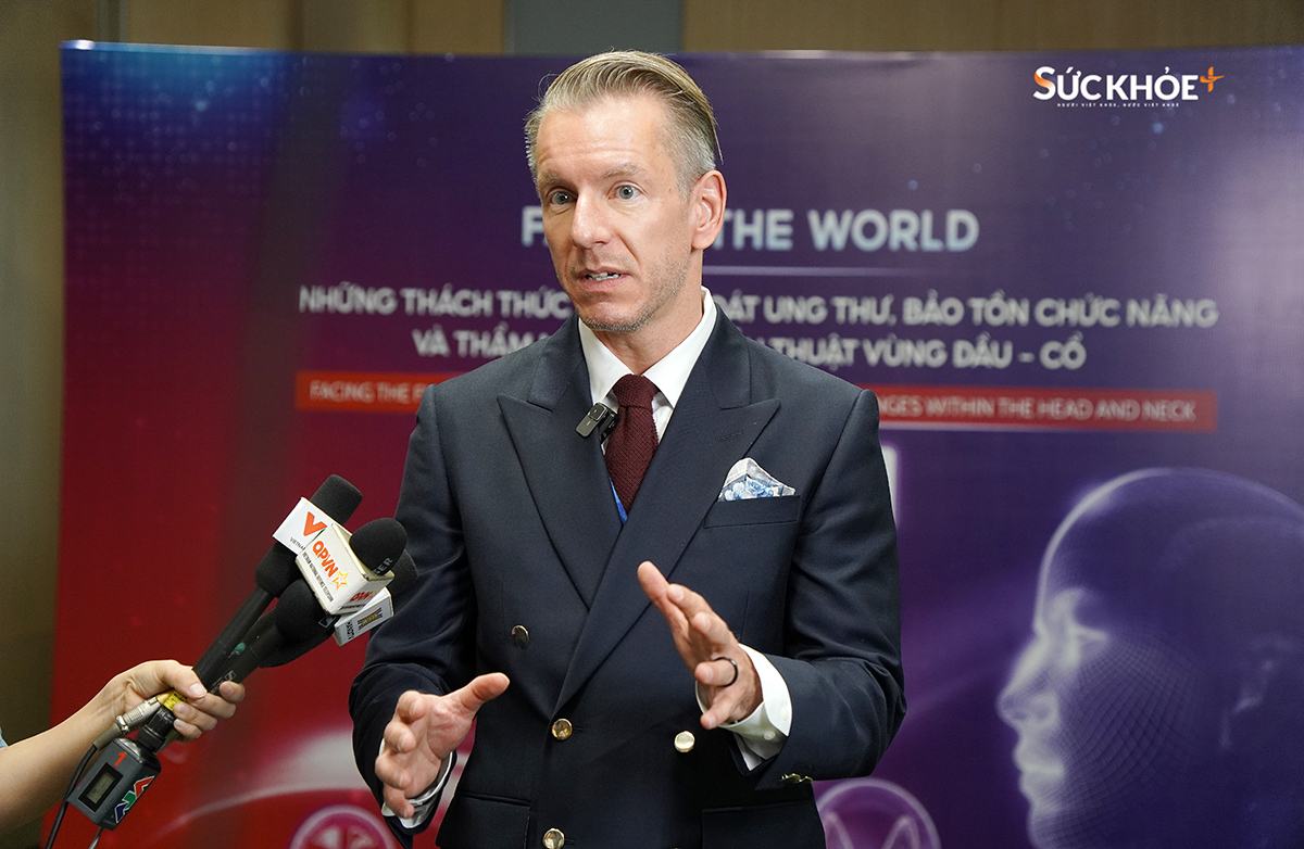 BS Florian Bast, Chuyên gia cao cấp về Phẫu thuật Tạo hình Mũi, Tai Mũi Họng và Thẩm mỹ Khuôn mặt tại Bệnh viện Guy’s & St Thomas, thuộc Hệ thống Y tế công Quốc gia (NHS), Anh Quốc chia sẻ với báo chí bên lề Hội nghị - Ảnh: Hiệp Nguyễn/Sức Khỏe+