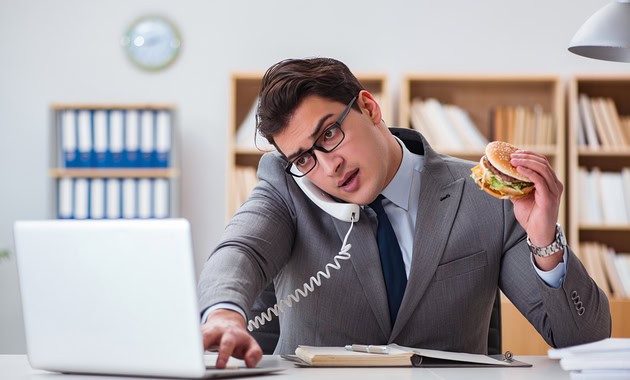 Vừa ăn, vừa làm việc khiến bạn khó kiểm soát khẩu phần ăn