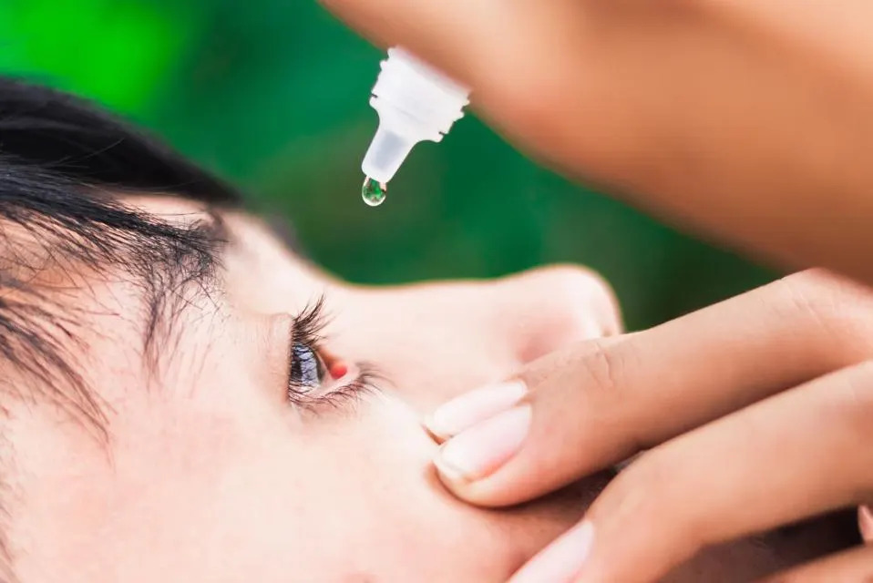 Dùng thuốc nhỏ mắt khi bị đau mắt đỏ cần tuân thủ phác đồ bác sĩ chỉ định