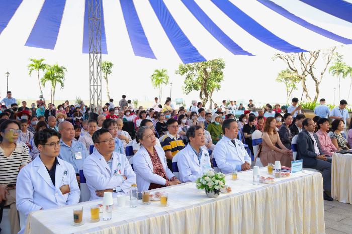 Các y bác sĩ và người bệnh, người nhà bệnh nhân dự chương trình Cùng nhau Bước.
