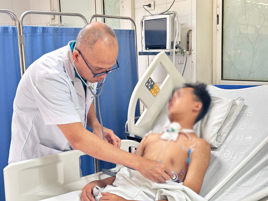 PGS.TS Nguyễn Hồng Hà thăm khám cho người bệnh sau ca phẫu thuật nghẹt thở - Ảnh: benhvienvietduc.org.