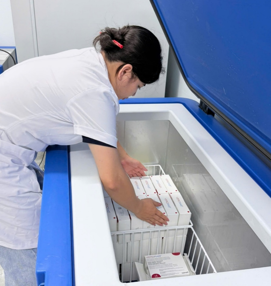Y tá đang sắp xếp vaccine phòng bệnh dại cho người do WHO hỗ trợ để giúp cứu sống những người có nguy cơ mắc bệnh dại do chó dại cắn tại hai tỉnh Tuyên Quang và Phú Thọ. Ảnh: Tuyên Quang CDC/ Hà Ngọc Hà.