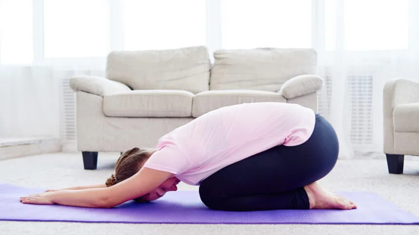 Tập yoga nhẹ nhàng và chườm ấm giúp giảm đau vùng chậu do lạc nội mạc tử cung