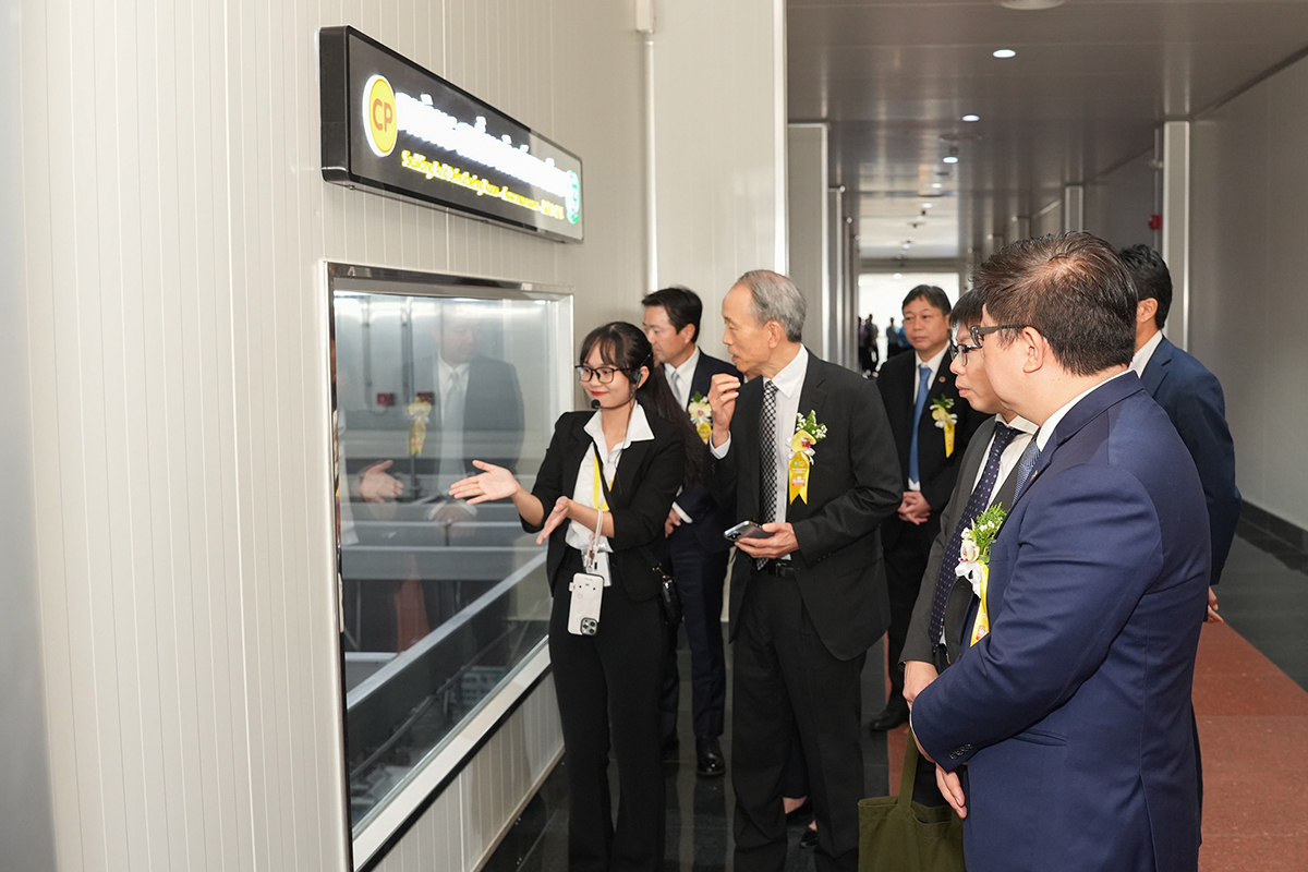 Tổng Lãnh sự Nhật Bản tại TP. Hồ Chí Minh Ono Masuo cùng các đại biểu tham quan dây chuyền chế biến sản phẩm thịt gà tại CPV Food Bình Phước