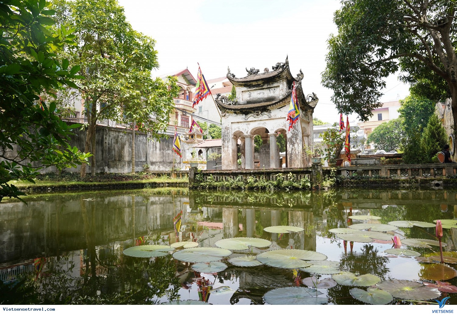 Đền Văn Hiến, nơi thờ Thái úy Tô Hiến Thành và nhiều danh nhân khoa bảng - Ảnh: vietsensetravel.com