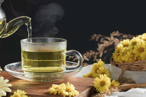 Theo đó, trà hoa cúc có tác dụng làm giảm huyết áp, hỗ trợ điều trị bệnh động mạch vành,...