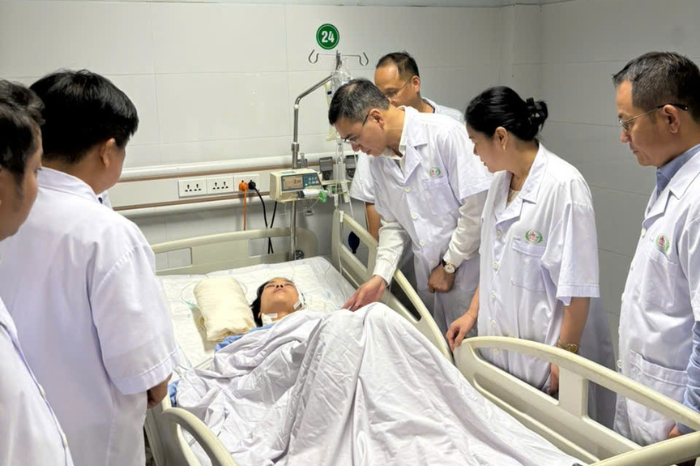 TS.BS Hà Anh Đức cùng đoàn công tác của Cục Quản lý Khám chữa bệnh (Bộ Y tế) thăm hỏi, động viên các nạn nhân trong vụ tấn công kinh hoàng xảy ra buổi sáng ngày 23/10 tại Bệnh viện Sản Nhi Nghệ An.