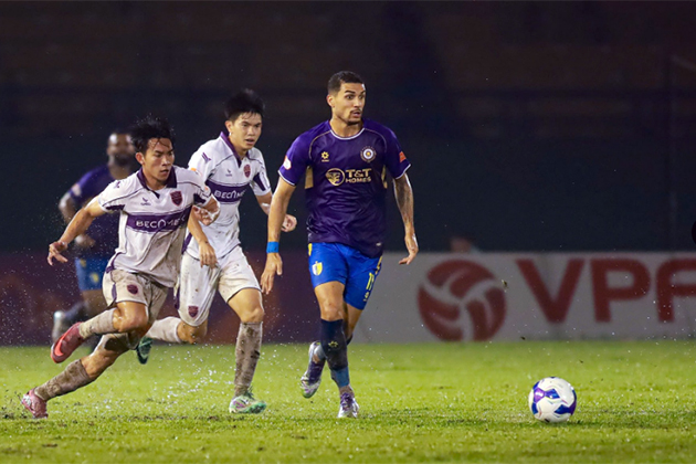 Hoàng Hên (áo tím) chơi xuất sắc giúp Hà Nội FC thắng Becamex TP.HCM 3-1 ngay trên sân đối phương - Ảnh: Dantri