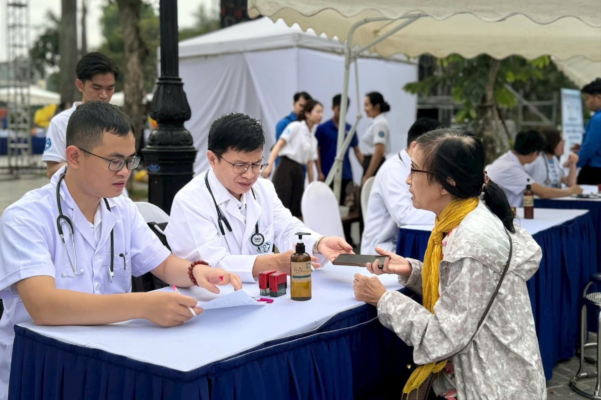 Chương trình tư vấn, khám sàng lọc sức khỏe miễn phí cho người dân của Hội Thầy thuốc trẻ Việt Nam - Ảnh: MOH